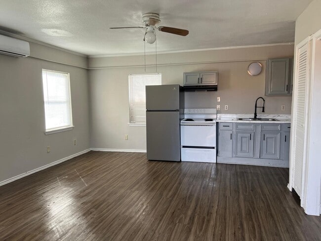 Building Photo - 7610 Red Robin Ln