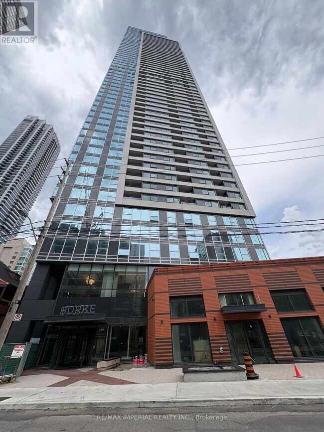 Building Photo - 609 Sherbourne St