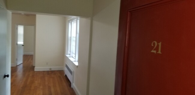 Foto del edificio - Beautiful 1 Bed 1 Bath on Belmont St. in W...