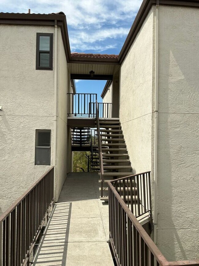 Building Photo - Great 1 bedroom in gated community