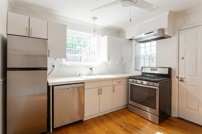Sunlit Kitchen w/Farmhouse Sink, Stainless Steel Appliances & Gas Cooking - 911 S Bodine St