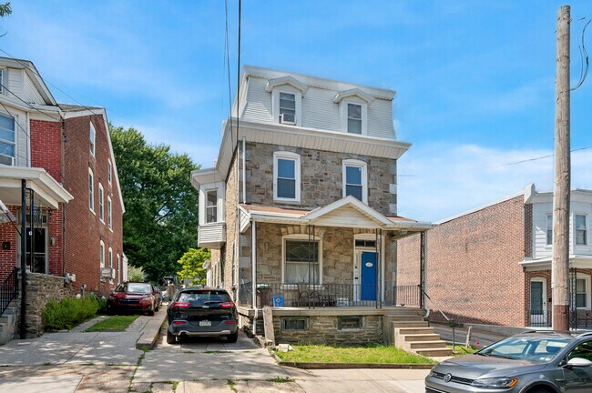 Building Photo - 562 Dupont St