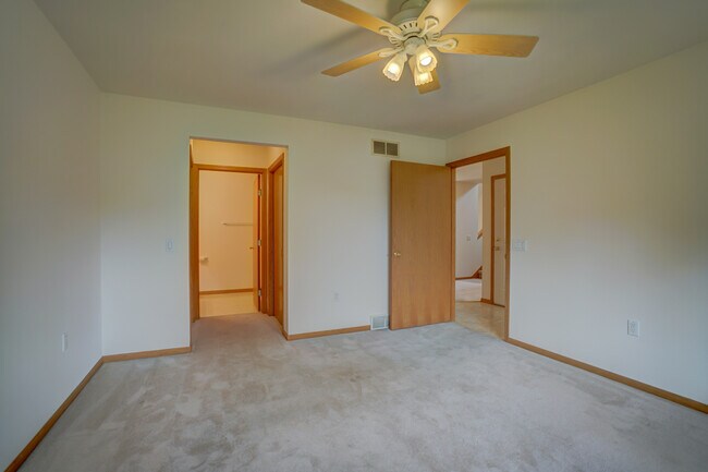 Building Photo - 865 Harper Dr