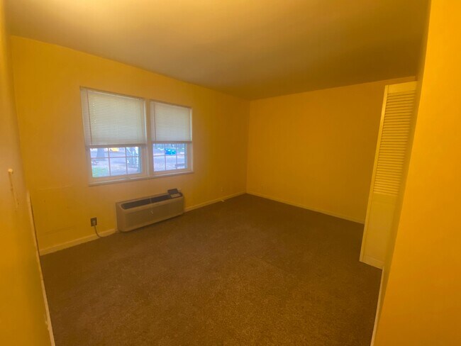 Building Photo - 306 E Furman Dr