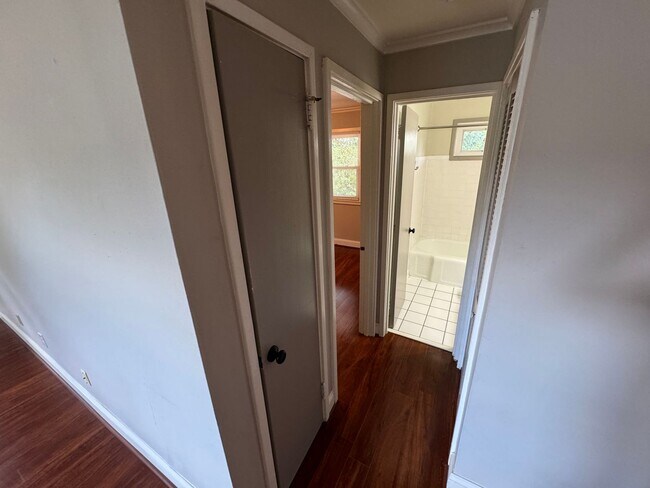 Foto del edificio - Updated Village District Condo in Raleigh