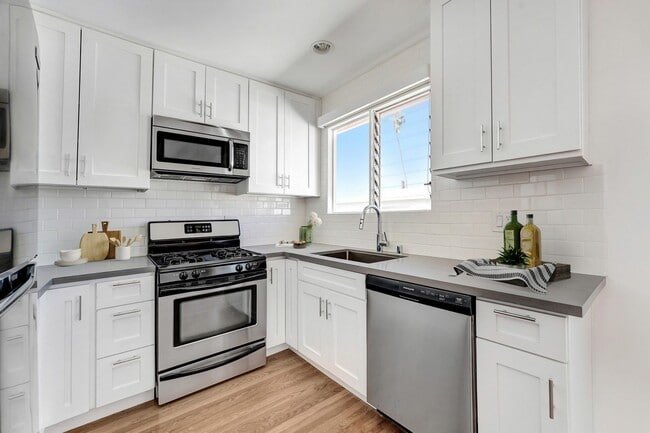 Building Photo - The Biarritz Apartments