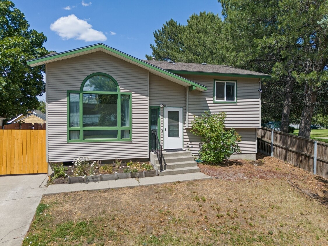 Primary Photo - 2721 E Longfellow Ave