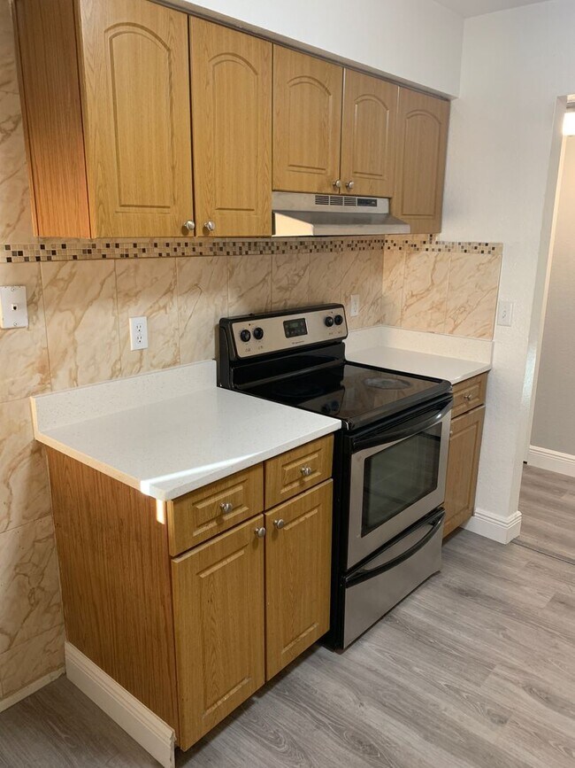 Foto del edificio - FOR RENT!!! SPACIOUS 3 BEDROOM 2 BATHROOM CONDO (MOVE IN SPECIAL)...