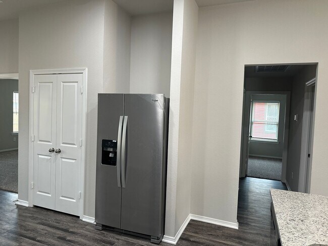 Building Photo - Navasota - NEW BUILD -3 bedrooms / 2 bath ...