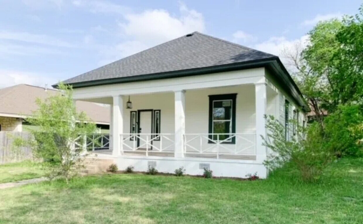 Foto principal - "Charming 3-Bed, 2-Bath Retreat with 1,333...