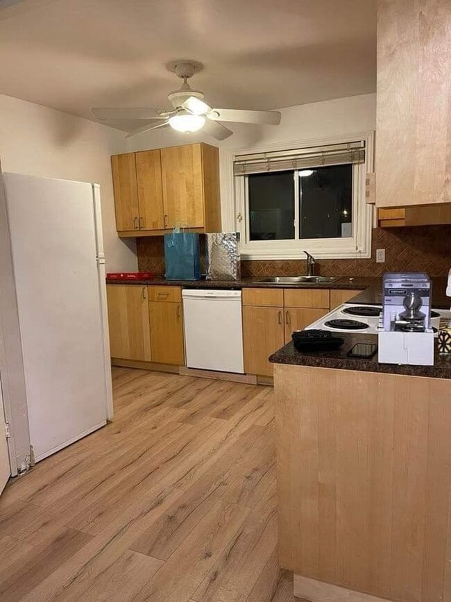 Building Photo - 162 Jansen Av