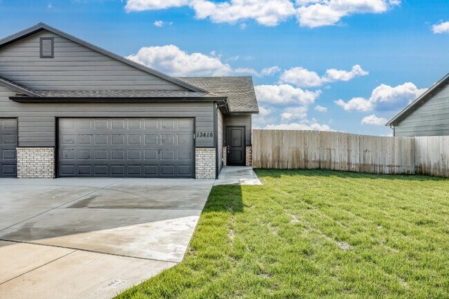 Foto del edificio - 13416 W Haskell Ct offers the perfect blen...