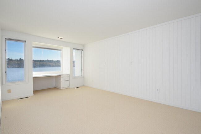 Building Photo - Beautiful  Waterfront 5 Bed 3.5 Bath  Home...