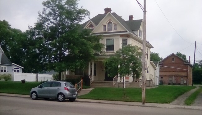 Foto del edificio - 1 W Perrin Ave