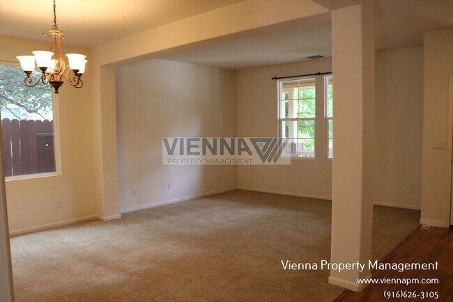 Building Photo - Spacious 4 Bedroom Home in Desirable Neighborhood