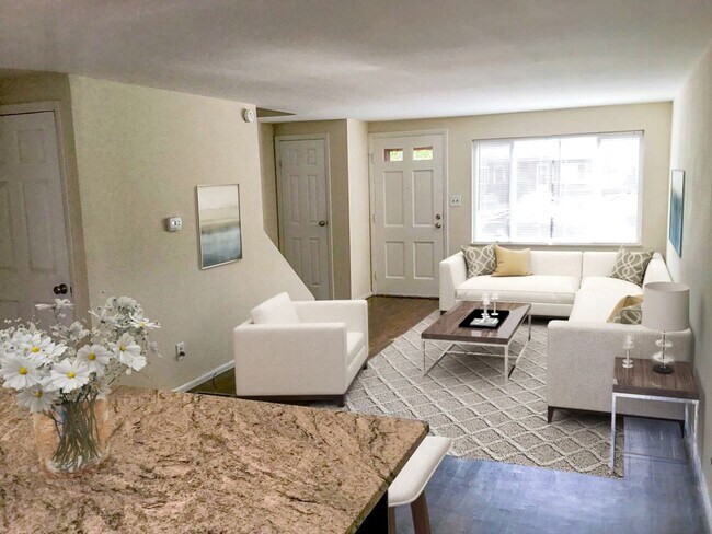 Foto del edificio - BEAUTIFUL 2 Bedrooms + 1 FULL Bath with Re...