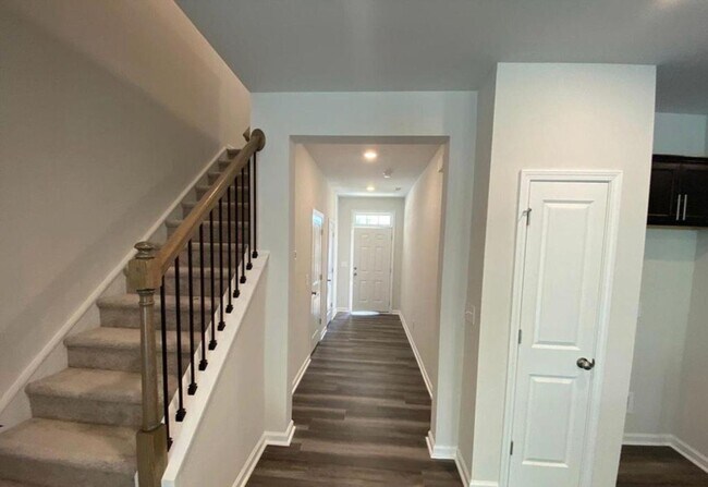 Building Photo - FANTASTIC 2 STORY TOWNHOUSE!!