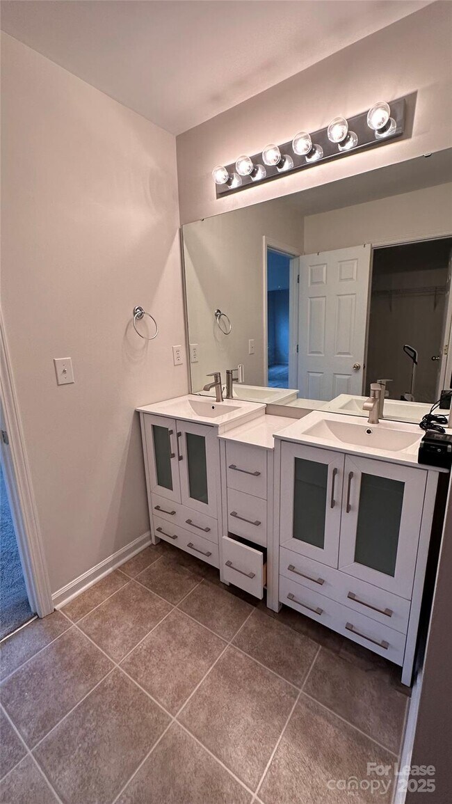 Foto del edificio - 7718 Abigail Glen Dr