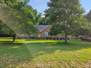 Building Photo - 1011 Brookwood Dr
