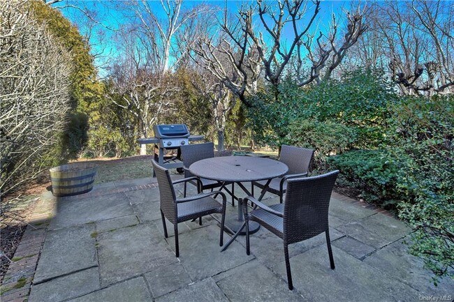 Building Photo - 236 Tree Top Crescent