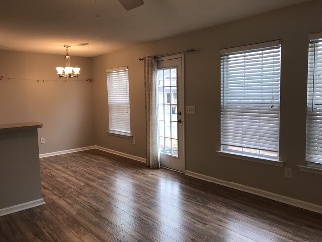 Foto del edificio - 219 Fox Creek Blvd