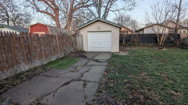 Foto del edificio - Charming 3-bedroom, 1.5-bathroom home located in the heart of Akron