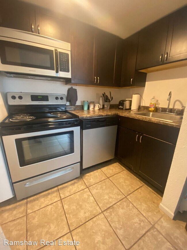 Building Photo - 1 br, 1 bath Room For Rent - 310 E. Chalmers