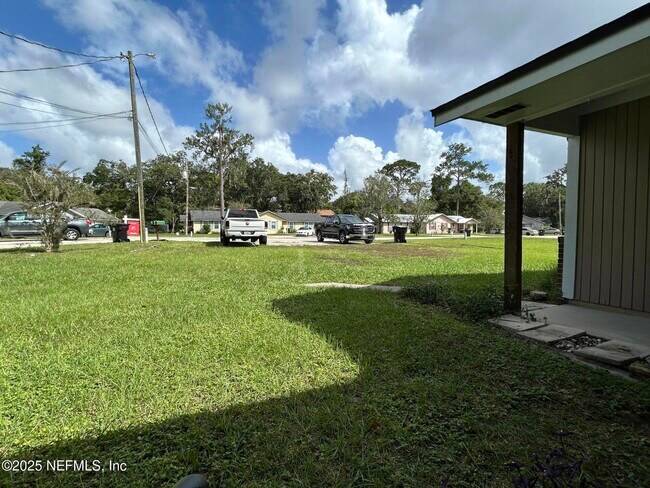 Foto del edificio - 808 Meadowbrook Dr