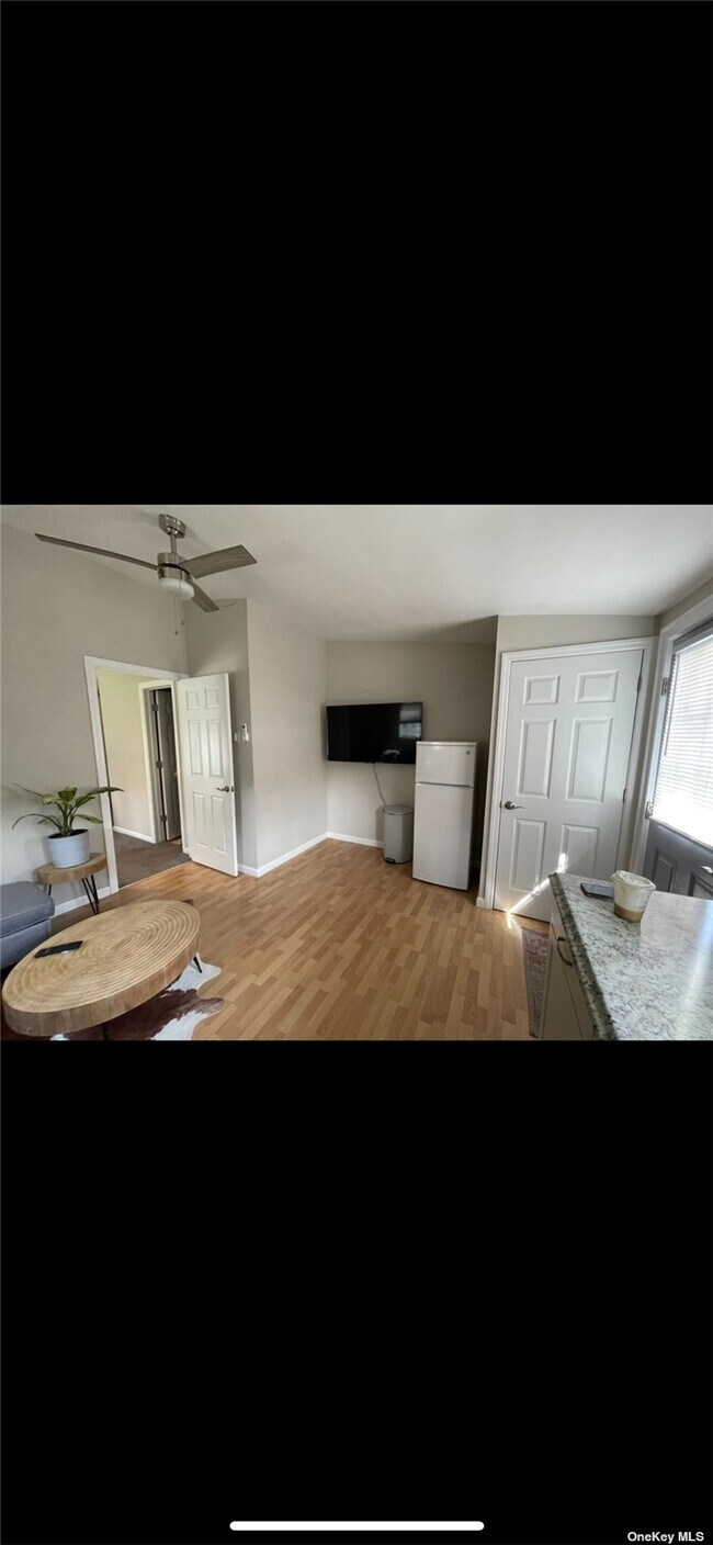 8 Martha Ln, Smithtown, NY 11787 Room for Rent in Smithtown, NY