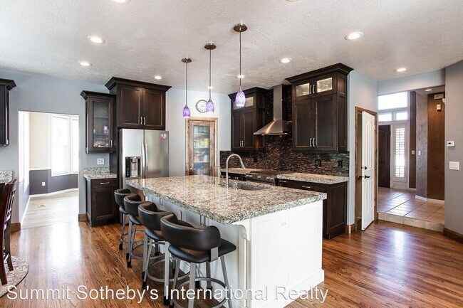 Building Photo - 6 br, 3.5 bath House - 2818 E. Falcon Way