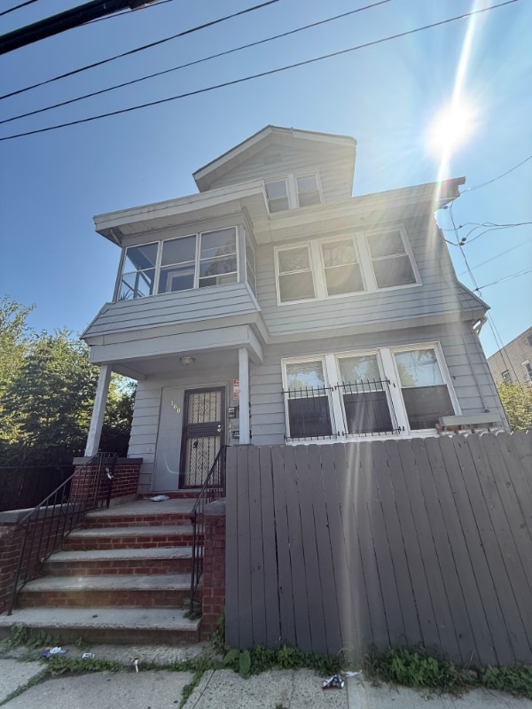 Building Photo - 178-180-180 Alexander St
