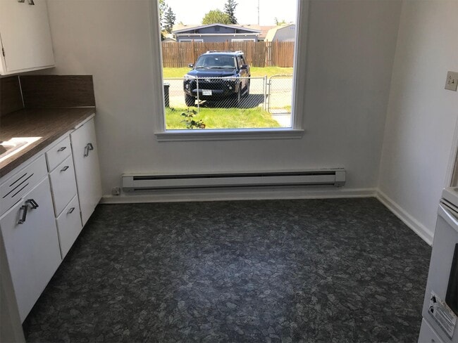 Building Photo - 6833 S Pine St