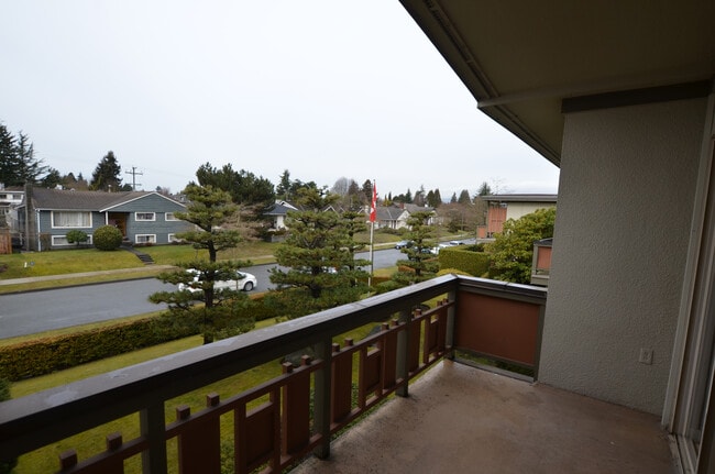 Building Photo - Willow Gardens