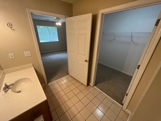 Building Photo - 3911 Hidden Hollow Dr