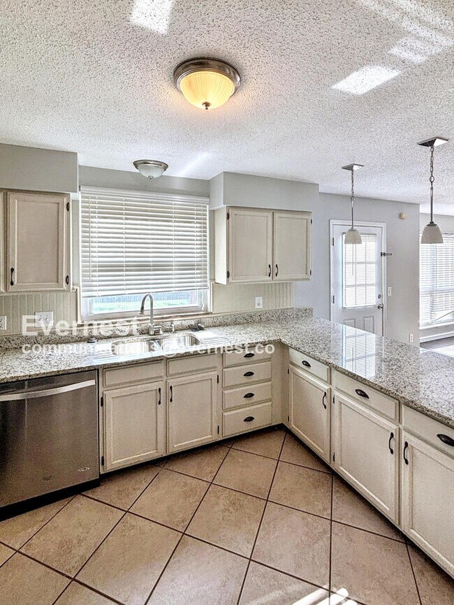 Foto del edificio - 823 Haversham Dr