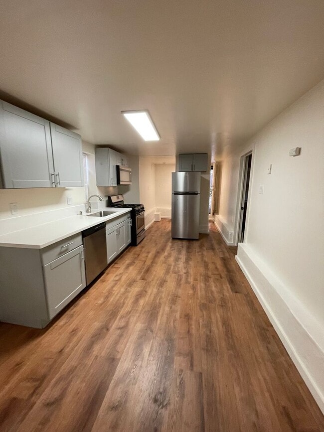 Building Photo - Huge 3 story Victorian