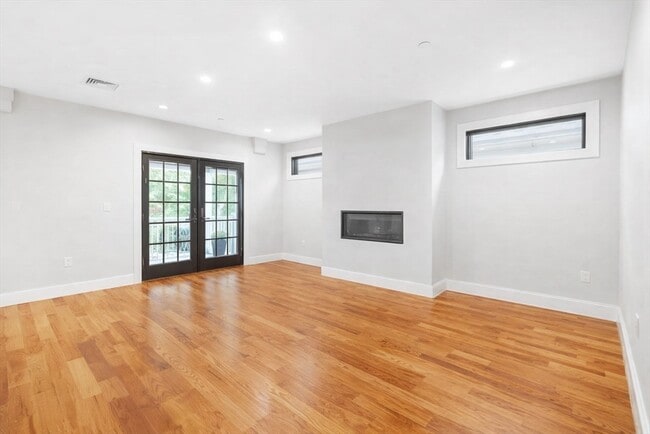 Building Photo - 113-115 Falcon St