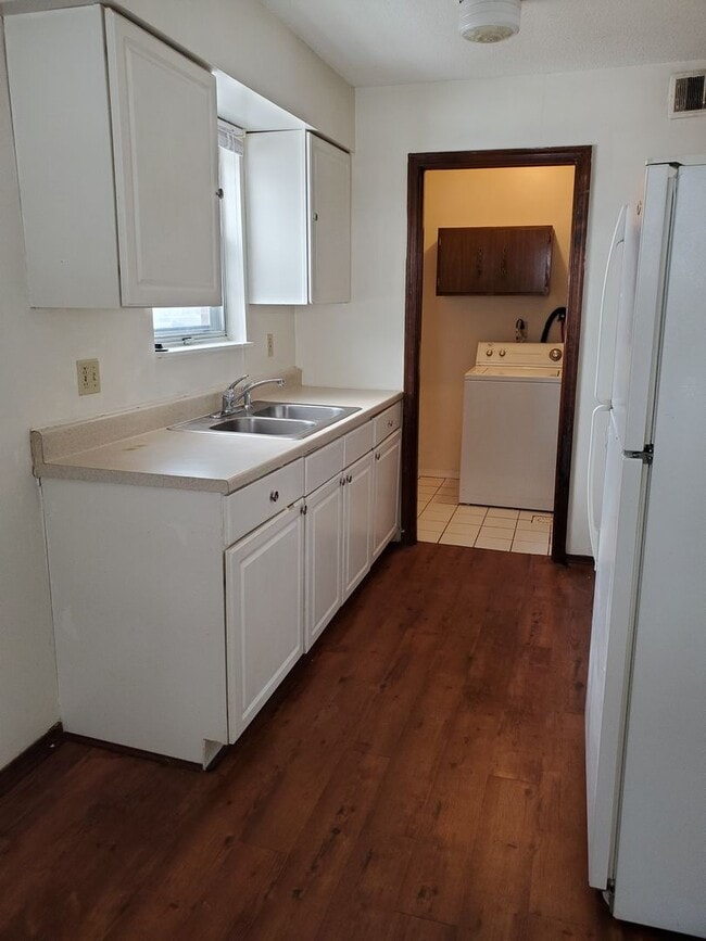 Building Photo - 740 Demaret Dr