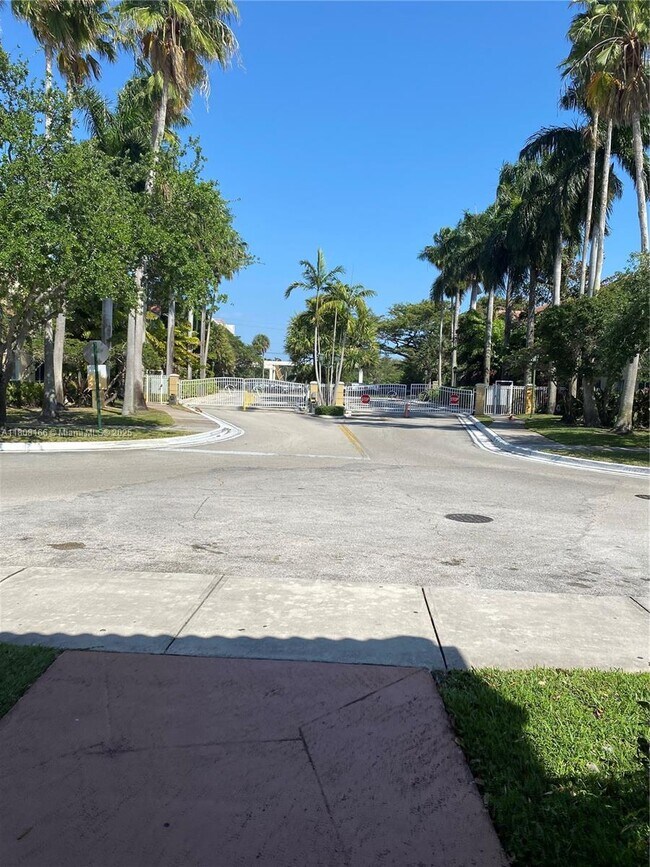 Foto del edificio - 460 S Park Rd