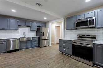 Building Photo - 840 Red Oak Ct