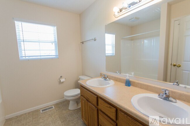 Foto del edificio - NEWLY PAINTED INSIDE!!! Available July 3rd!!!