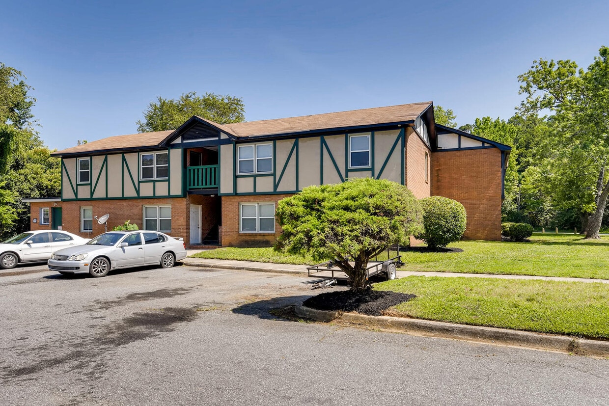 2607 Cedarhurst Dr Unit E, Charlotte, NC 28269 Apartments in