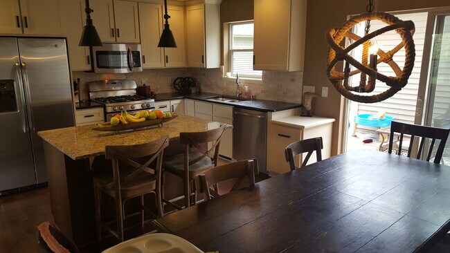 Foto del edificio - 634 Lone Oak Ln