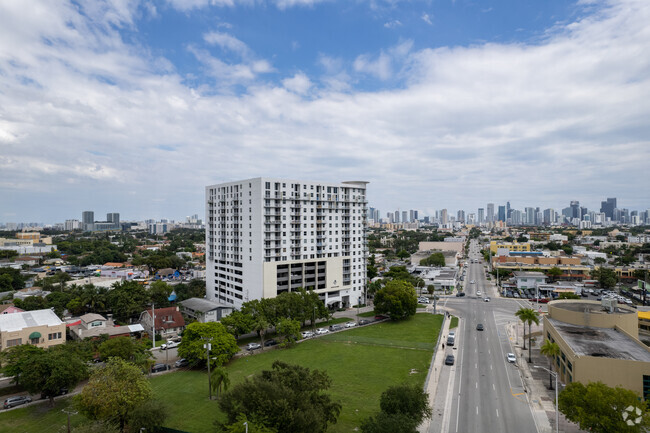 Building Photo - Altos De Miami