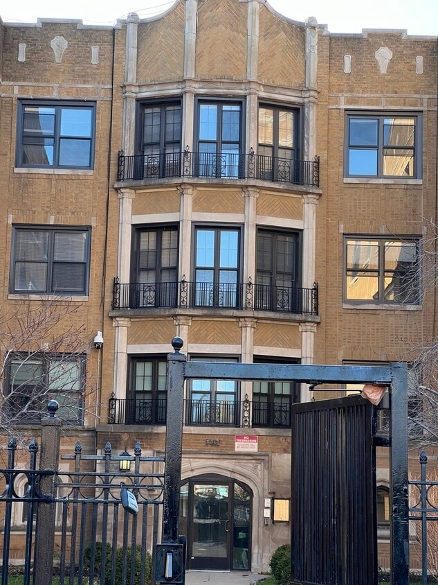 Primary Photo - 6916 S Clyde Ave