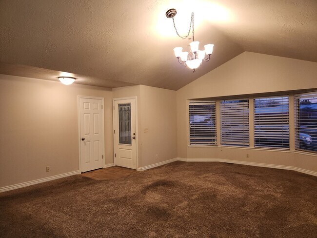 Building Photo - Spacious 5 Bd 2.5 Bath Home in Millcreek