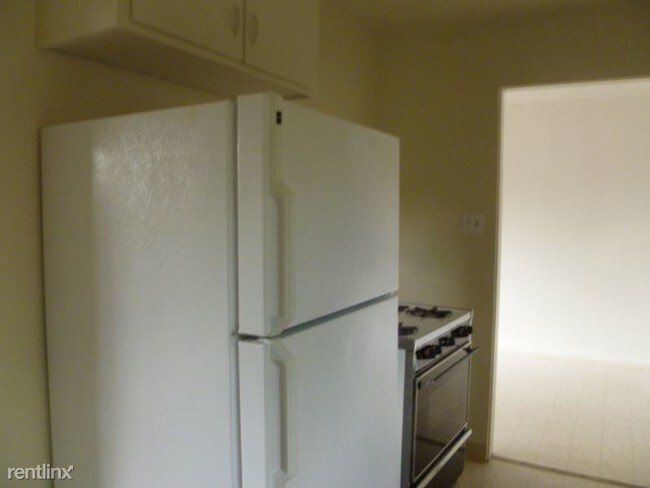 Building Photo - 1 br, 1 bath Apartment - 239 Dumbarton Ave.,