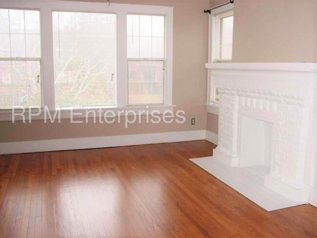 Building Photo - 3021 N Robinson Ave