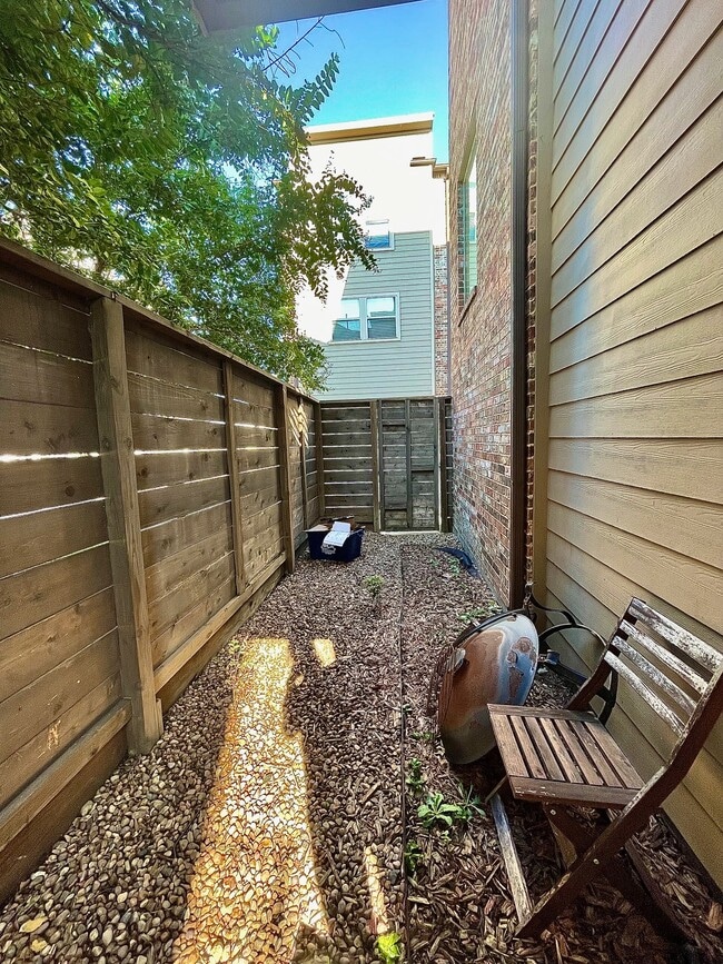 Building Photo - 2009 Patterson St