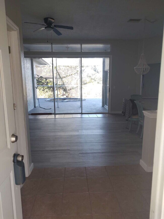 Building Photo - "Spacious 1732 Sq Ft 3-Bed, 2 Baths, in Tarpon Springs!"